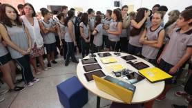 Entrega de tablets, livros e uniformes na Escola Laura Andrade - Fotografo: Rogerio da Silva - Data: 11/02/2015