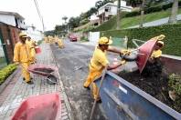 Prefeitura reforça equipe de limpeza de vias - Fotografo: Rogerio da Silva - Data: 18/10/2013