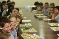 	Os alunos da Escola Municipal Professor Aluizius Sehnem participaram do Hasteamento do Pavilhão Nacional, nesta quarta-feira (4/4), e conheceram a Sala do Colegiado onde fizeram perguntas para o prefeito Carlito Merss - Fotografo: Kátia Nascimento - Data: 04/04/2012