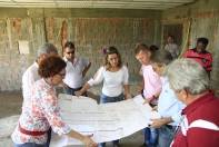  O prefeito Carlito Merss e a secretária de Assistência Social, Rosemeri Costa, visitaram na manhã desta segunda-feira (03) obras no bairro Ulisses Guimarães. Entre elas a construção da sede própria do CRAS  - Fotografo: Kátia Nascimento - Data: 03/10/2011