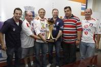 O time da Krona/Joinville/Dalponte esteve na prefeitura de Joinville nesta segunda-feira (05/12) e apresentou ao prefeito Carlito Merss a taça conquistada no último domingo (04/11). O futsal de Joinville é campeão do Taça Brasil de Clubes 2011 na Série C - Fotografo: Kátia Nascimento - Data: 05/12/2011
