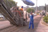 A Prefeitura de Joinville iniciou ontem (10/5) os trabalhos de fresagem para preparar a Rua Papa João 23 para o recapeamento asfáltico.  - Fotografo: Ruy Ferrari - Data: 11/05/2012