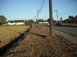 Subprefeitura de Pirabeiraba realiza limpeza e correção de acostamento da rua Dona Francisca - Fotografo: Divulgação - Data: 08/05/2013