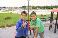 O primeiro Parque da Cidade já está com cara de parque. Alguns setores já estão prontos e a comunidade aproveita o novo espaço público. Frabrício Neubauer de Oliveira, nove anos, e seu amigo, Gabriel Gonçalves Ricardo, 11 anos, estão adorando as novidades - Fotografo: Mauro Artur Schlieck - Data: 11/10/2011