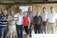 Durante a solenidade de entrega das 11 pontes reconstruídas no bairro Vila Nova, neste sábado (26/11), representantes da família do senhor Albert August Seiler foram homenageados com uma placa  - Fotografo: Mauro Artur Schlieck - Data: 26/11/2011