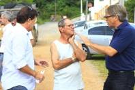 Prefeito Carlito Merss visitou na manhã desta sexta-feira (13/4) obras no bairro Iririú. Enrte elas obras de drenagem na Rua das Papoulas. Também conversou com a comunidadede. - Fotografo: Kátia Nascimento - Data: 13/04/2012