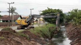Subprefeitura Nordeste realiza limpeza de vala na rua Gregório Leite - Fotografo: Rogerio da Silva - Data: 04/02/2015