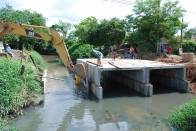 Uma das mais antigas reivindicações dos moradores do bairro Fátima está se tornando realidade. Nesta semana, a Prefeitura começou construir a nova ponte de concreto na rua Passo Fundo, sobre o rio Itaum. Na manhã desta quarta (7/12), moradores acompanharam a execução da obra - Fotografo: Ruy Ferrari / Secom - Data: 07/12/2011