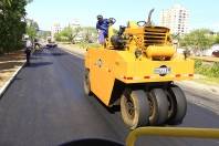 Um trecho novo da rua Timbó, entre as ruas Campos Salles e Luiz Delfino, está recebendo camada asfáltica tipo CBUQ (Concreto Betuminoso Usinado à Quente), a última etapa do processo de pavimentação asfáltica. - Fotografo: Mauro Artur Schlieck - Data: 29/03/2012