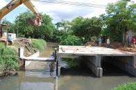 Uma das mais antigas reivindicações dos moradores do bairro Fátima está se tornando realidade. Nesta semana, a Prefeitura começou construir a nova ponte de concreto na rua Passo Fundo, sobre o rio Itaum. Na manhã desta quarta (7/12), moradores acompanharam a execução da obra. - Fotografo: Ruy Ferrari / Secom - Data: 07/12/2011