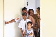 A família de Aderlei Felipe Costa esteve na manhã desta quarta-feira (15/02) no Residencial Trentino e visitou o apartamento em que vai morar. A escolha foi feita por sorteio promovido pela CEF e Secretaria de Habitação. - Fotografo: Kátia Nascimento - Data: 15/02/2012