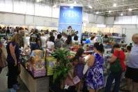 Imagens da Feira do Livro neste domingo (15/4). Muitas pessoas foram conferir a programação do evento e fazer compras. - Fotografo: Kátia Nascimento - Data: 15/04/2012