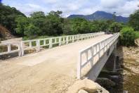 A comunidade da zona rural do bairro Vila Nova recebeu oficialmente neste sábado (26/11) a entrega  da reconstrução de 11 novas pontes, que antes eram de madeira e agora são todas de concreto. O prefeito Carlito Merss acompando de uma comitiva visitou cinco delas. Esta é a Adolfo Vogelsanger - Fotografo: Mauro Artur Schlieck - Data: 26/11/2011