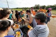 Comunidade participa de mutirão de limpeza  Professores, alunos, pais e voluntários retiraram lixo de terreno junto ao mangue localizado perto do CEI Espinheiro - Fotografo: Rogerio da Silva - Data: 27/04/2014
