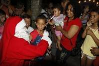 O Natal dos Sonhos de Pirabeiraba aconteceu nesta quarta-feira (30/11). Adultos e crianças foram até a Praça Caetano Evora da Silveira Junior esperar o Papai Noel - Fotografo: Kátia Nascimento - Data: 30/11/2011