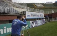 Os topógrafos Eliseu e Everton da PROAÇO fazendo locação das sapatas na obra de ampliação da Arena Joinville - Fotografo: Phelippe José - Data: 11/08/2015
