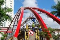 A reforma da passarela da Avenida Juscelino Kubitschek, no Centro de Joinville, entrou na fase final. Neste sábado, 17, ela será reaberta para o público, após pouco mais de quatro meses de reforma. - Fotografo: Ruy Ferrari/SEINFRA - Data: 14/12/2011