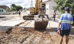 A equipe de pontes da Unidade de Obras da Seinfra concluirá amanhã (18/4) as obras de construção da galeria dupla sobre o rio Grant, no bairro Costa e Silva. A ponte é mais uma obra do Orçamento Participativo (OP). - Fotografo: Ruy Ferrari - Data: 17/04/2012