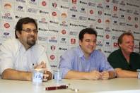 A direção do Joinville Esporte Clube anunciou na tarde desta sexta-feira (10/02), em entrevista coletiva, a definição de uma parceria com o Banco BMG, de Belo Horizonte. Chefe de gabinete, Eduardo Dalbosco, (E) Luiz Rocha, representando o banco BMG, (C) e presidente do JEC, Márcio Vogelsanger. - Fotografo: Kátia Nascimento - Data: 10/02/2012