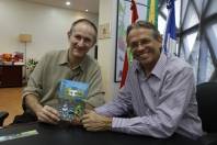 O prefeito Carlito Merss recebeu o autor ilustrador Geraldo Poerner e foi presenteado com o livro " Os Monstrinhos do Cachoeira" que vai ser lançado neste sábado (10/12)  - Fotografo: Kátia Nascimento - Data: 09/12/2011