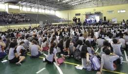 Alunos da rede municipal de ensino aprendem com a apresentação da aula “Ciência Show”. - Fotografo: Divulgação - Data: 20/04/2012