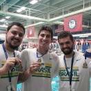 Treinador Henrique Oliveira (à esquerda), o nadador Talisson Glock (ao centro) e o treinador-chefe Leonardo Tomasello (à direita) posam com a medalha de ouro - Fotografo: Divulgação/Secom - Data: 09/06/2015