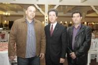 O presidente da Felej, Flavio Pscheidt (esq.), o vice-presidente da CBF, Weber Magalhães, e o diretor financeiro da Felej, Jorge Diehl. Durante visita a Joinville, Weber elogiou a estrutura da Arena, que pode ser um dos Centros de Treinamento de Seleções da Copa do Mundo de 2014. - Fotografo: Mauro Artur Schlieck - Data: 11/07/2012