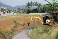 	As secretarias regionais do Aventureiro e do Comasa, em parceria com a Unidade de Drenagem da Seinfra uniram esforços para realizar a limpeza do rio Guaxanduva. O serviço começou na semana passada. Ao todo cerca de 1.200 metros de extensão do rio serão limpos. - Fotografo: Ruy Ferrari/SEINFRA - Data: 29/02/2012