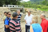 A comunidade da zona rural do bairro Vila Nova recebeu oficialmente neste sábado (26/11) a entrega  da reconstrução de 11 novas pontes, que antes eram de madeira e agora são todas de concreto. O prefeito Carlito Merss acompando de uma comitiva visitou cinco delas. Esta é a Eugênio Schneider  - Fotografo: Mauro Artur Schlieck - Data: 26/11/2011