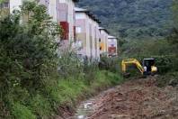 Limpeza de vala ao lado do residencial Trentino - Fotografo: Rogerio da Silva - Data: 26/06/2013