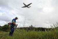 Subprefeitura Leste  realiza roçada no Cubatão próximo ao aeroporto - Fotografo: Rogerio da Silva - Data: 03/04/2014
