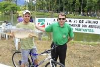 A premiação da 4ª edição do Festival de Pesca da Fundação 25 Julho ficou assim: Everson da Cunha pescou uma carpa Capim de 8kg e ficou com o primeiro lugar. O prêmio foi uma bicicleta entregue pelo presidente da Fundação, Revelino Simas. - Fotografo: Mauro Artur Schlieck - Data: 18/03/2012
