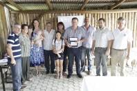 Durante a solenidade de entrega das 11 pontes reconstruídas no bairro Vila Nova, neste sábado (26/11), representantes da família do senhor Adolfo Vogelsanger foram homenageados com uma placa  - Fotografo: Mauro Artur Schlieck - Data: 26/11/2011