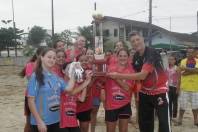Marcelo Paulista, coordenador da Felej, entrega tróféu de vice- campeã a equipe feminina de areia do Canto do Rio(Jardim Paraíso) - Fotografo: Phelippe José - Data: 10/11/2013