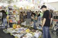 Encerra hoje (22/4) a 9ª Feira do Livro de Joinville. O público aproveitou as promoções para levar seu livro para casa. - Fotografo: Mauro Artur Schlieck - Data: 22/04/2012
