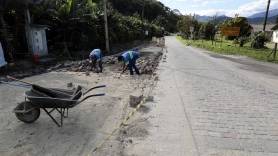 Subprefeitura de Pirabeiraba realiza pavimentação na cabeceira da ponte do Quiriri - Fotografo: Rogerio da Silva - Data: 18/09/2014