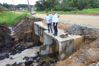 O prefeito Carlito Merss visitou na manhã desta quarta-feira (11/4), obras nos bairros Morro do Meio, Jativoca e Nova Brasília. Entre elas a galeria tripla, recém-instalada pela equipe da Unidade de Obras da Seinfra. - Fotografo: Kátia Nascimento - Data: 11/04/2012