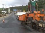 A Prefeitura iniciou na manhã desta segunda-feira (28/11) o recapeamento asfáltico da rua Tupy, no bairro São Marcos. Ao todo, serão repavimentados 1.340 metros de extensão desta via num trecho da rua Willy Tilp até o viaduto da BR 101, ligando-a com a rua Ottokar Doerfel. - Fotografo: Ruy Ferrari / Secom - Data: 28/11/2011