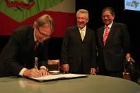 O prefeito Carlito Merss (E) assinou nesta quinta-feira (23/2), em Florianópolis, com o vice-presidente da GMB, Marcos Munhoz (C) e Luiz Moan, dir. Assuntos Institucionais também da GMB, o protocolo de intenções que oficializa a decisão da empresa de construir fábrica em  Joinville. - Fotografo: Kátia Nascimento - Data: 23/02/2012