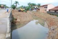 As secretarias regionais do Aventureiro e do Comasa, em parceria com a Unidade de Drenagem da Seinfra uniram esforços para realizar a limpeza do rio Guaxanduva. O serviço começou na semana passada. Ao todo cerca de 1.200 metros de extensão do rio serão limpos. - Fotografo: Ruy Ferrari/SEINFRA - Data: 29/02/2012