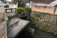 licitação para a contratação dos serviços de limpeza da galeria de drenagem da rua almirante pinto da luz e a limpeza do canal da rua Graciosa  até a rua Rio Doce, no Guanabara - Fotografo: Rogerio da Silva/Arquivo - Data: 03/11/2014