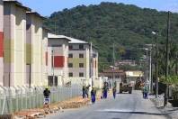 A calçada da Rua Juliano Busarello, ao lado do Residencial Trentino, está sendo construída. O condomínio será inaugurado nesta quinta-feira 22/3). - Fotografo: Kátia Nascimento - Data: 20/03/2012