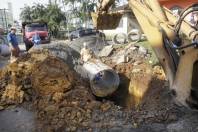 Obra de drenagem e colocação de tubos na Rua Carlos Steffen no Iririú. - Fotografo: Phelippe José - Data: 20/07/2015