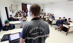 Visita da Defesa Civil ao Iate Clube onde foi feita apresentação da estação meteorológica para os alunos da Escola Municipal Thereza Mazolli  - Fotografo: Rogerio da Silva - Data: 21/05/2015