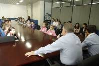 	Alunos da Escola Municipal Presidente Arthur da Costa e Silva no bairro Rio Bonito, visitaram o Colegiado da Prefeitura de Joinville na manhã desta quarta-feira (01/11) e fizeram perguntas para o vice-prefeito Ingo Butzke - Fotografo: Kátia Nascimento - Data: 01/11/2011