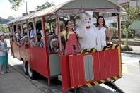 Alunos da Escola Anita Garibaldi comemoraram a páscoa com passeio de "trem" - um carro no formato de composição que circula pela cidade - e com o a presença do coelho - Fotografo: Luis Gustavo Fusinato - Data: 01/04/2015