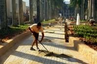 Equipes trabalham para a entrega, nesta quinta-feira (5/7), das obras de requalificação da Rua das Palmeiras - Fotografo: Divulgação - Data: 04/07/2012