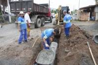 Sub-Prefeitura Leste realiza obra de drenagem final da Rua São Gonçalo no Jardim Iririú. - Fotografo: Phelippe José - Data: 22/01/2015