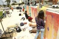  Nesta quarta-feira (2/11) o Parque da Cidade recebeu intervenções de arte urbana. Um grupo de dez atuantes da cultura hip-hop grafitou a pista de skate. A atividade é uma iniciativa da Prefeitura de Joinville em parceria com a Central Única das Favelas  - Fotografo: Kátia Nascimento - Data: 02/11/2011