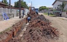 Colocação de tubos Rua Angra dos Reis no Jardim Iririú - Fotografo: Phelippe José - Data: 07/01/2015
